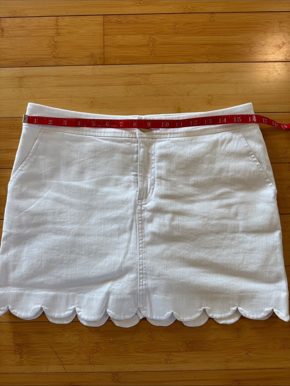 Lilly Pulitzer White Scallop-Hem Skort with Gold Button - Picture 2 of 5